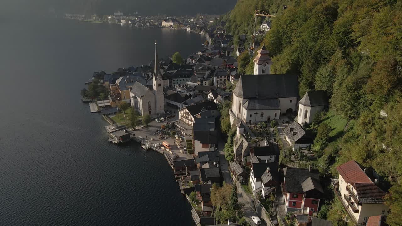Vista aerea del villaggio di Hallstatt e del lago nelle Alpi austriache