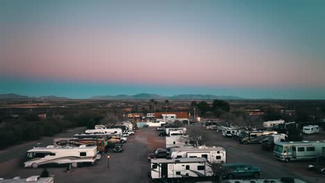 campistas estacionados en un vasto campamento de rv park cerca