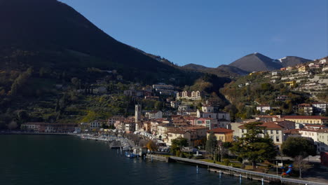 vista aérea desde un avión no tripulado de la tavernola bergamasca en italia