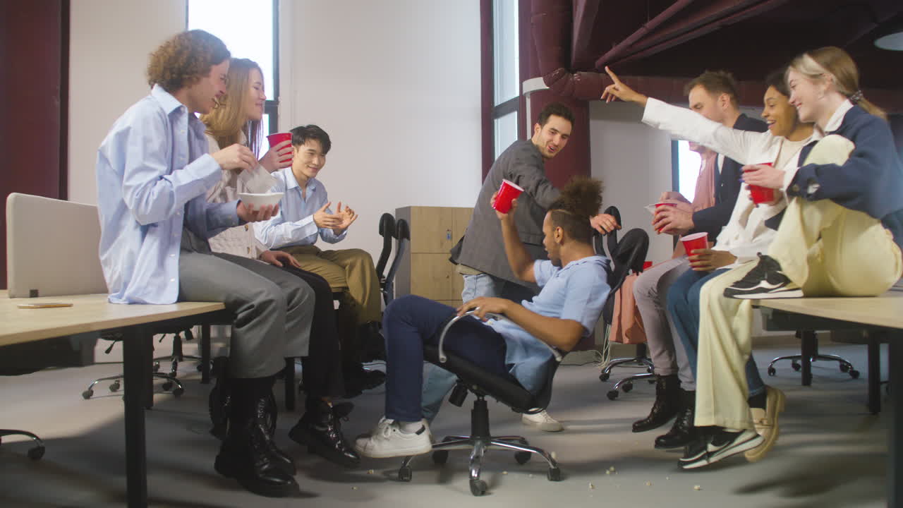 사무실에서 즐거운 시간을 보내는 다양한 동료 2