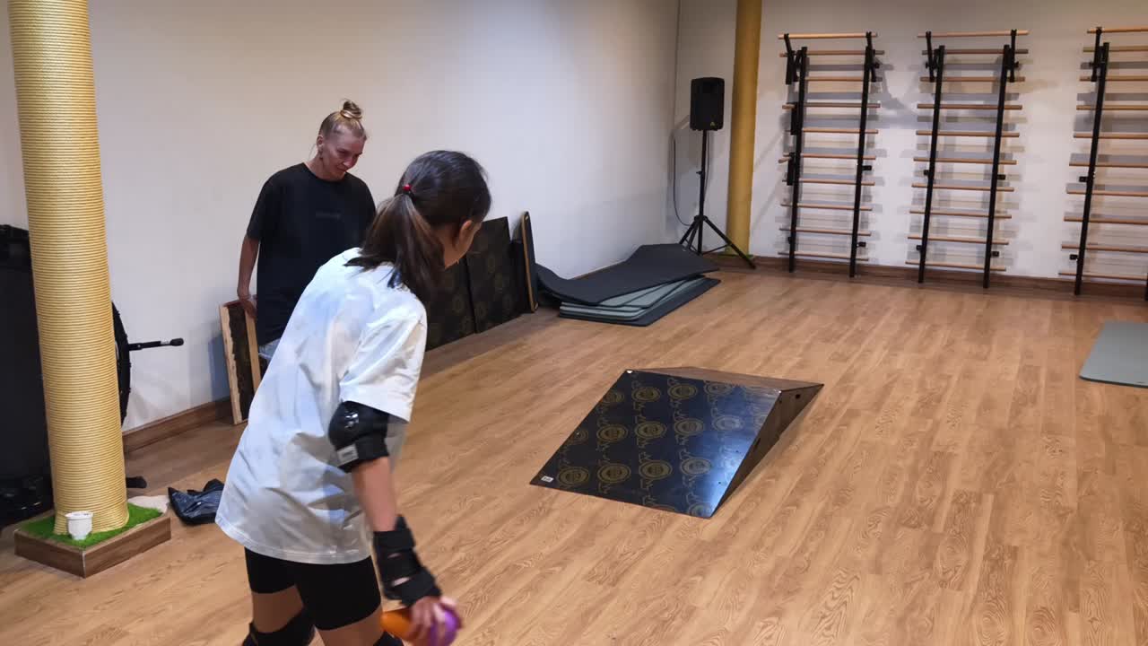 Sesión de entrenamiento de patinaje para niños