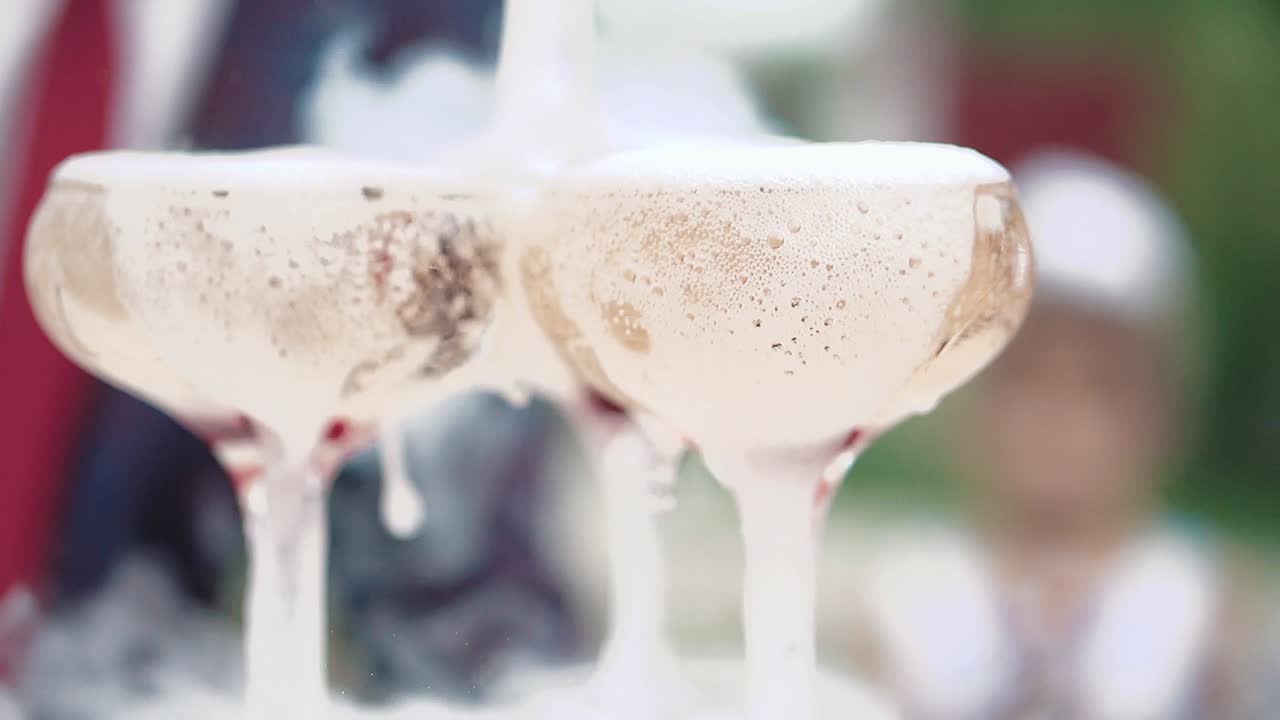 젊은이 들 은 스파클링 와인 을  ⁇ 는다