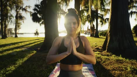 hermoso joven adulto despertándose para una sesión de yoga y meditación al aire libre temprano en la mañana