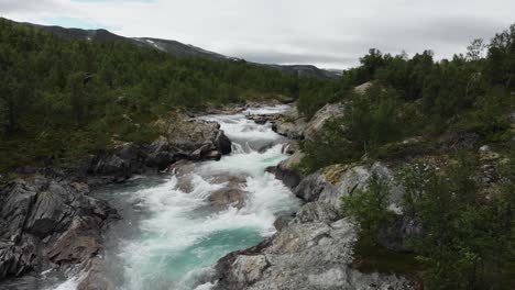 hermoso río salvaje filmado en noruega con dji mavic air