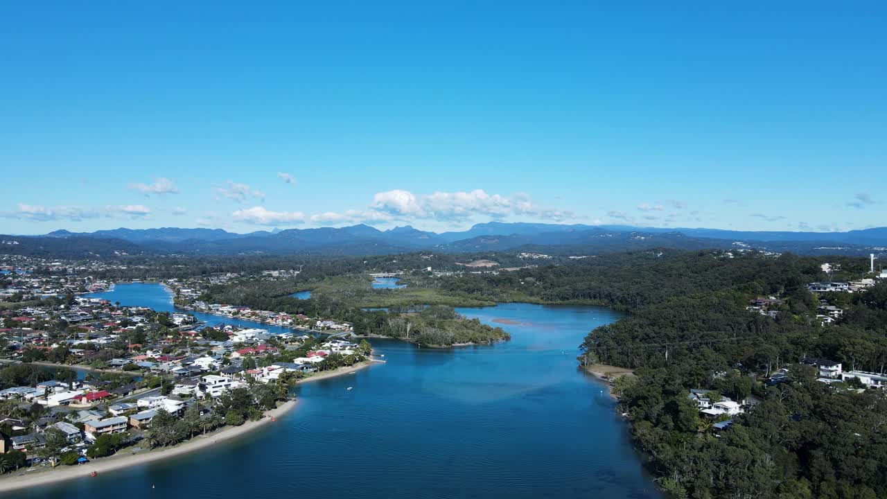 panorama panorámico del arroyo tallebudgera con el interior de la costa dorada y la formación de nubes en primer plano