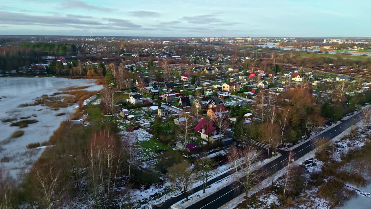 겨울에 고풍스러운 마을 주변의 지역 고속도로 에 있는 눈 인 유럽 마을