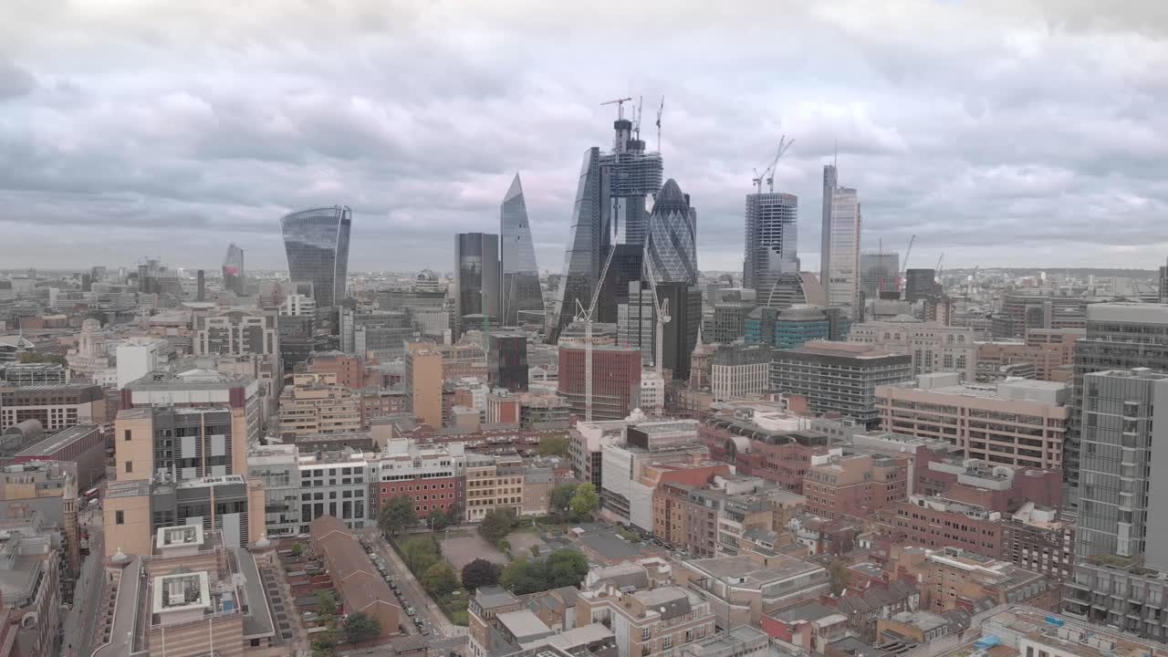 el video cinematográfico de 4k muestra el horizonte de londres en un día nublado.