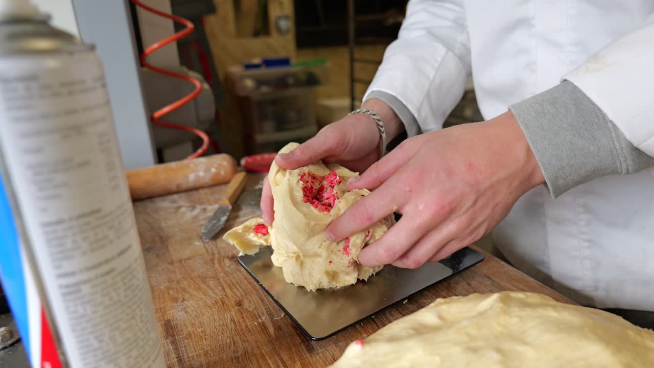 Close-up van een bakker die pralinedeeg weegt en snijdt op een weegschaal