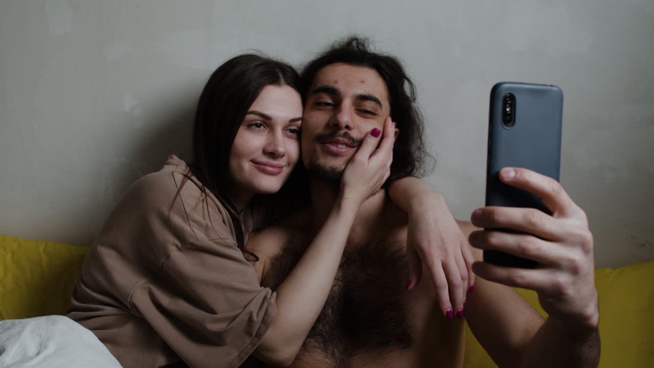 pareja enamorada en la cama