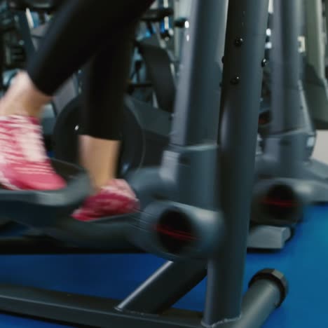 Legs-of-people-who-train-on-treadmills-3