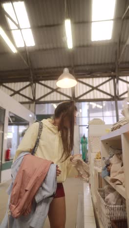 mujer comprando en un mercado