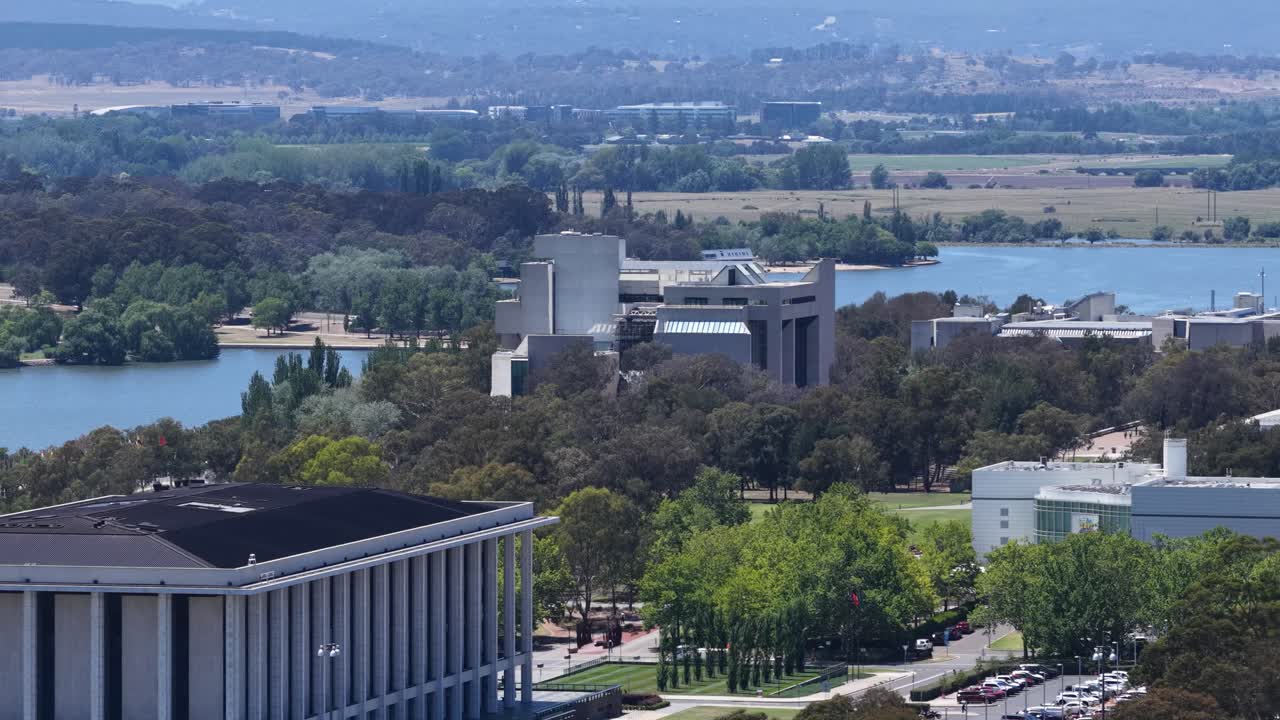 Foto aerea da angolazione elevata degli edifici nazionali e del lago di Canberra in una giornata luminosa