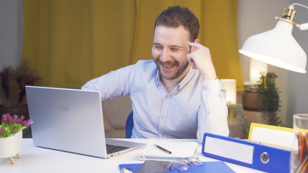 el hombre de la oficina en casa actúa inteligente y inteligente.