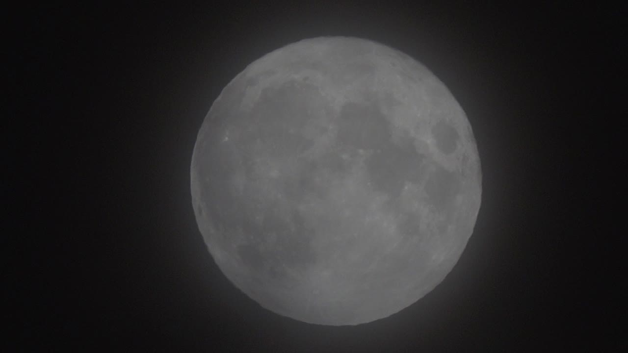 Movimento da lua em um céu noturno escuro coberto por névoa. Primavera