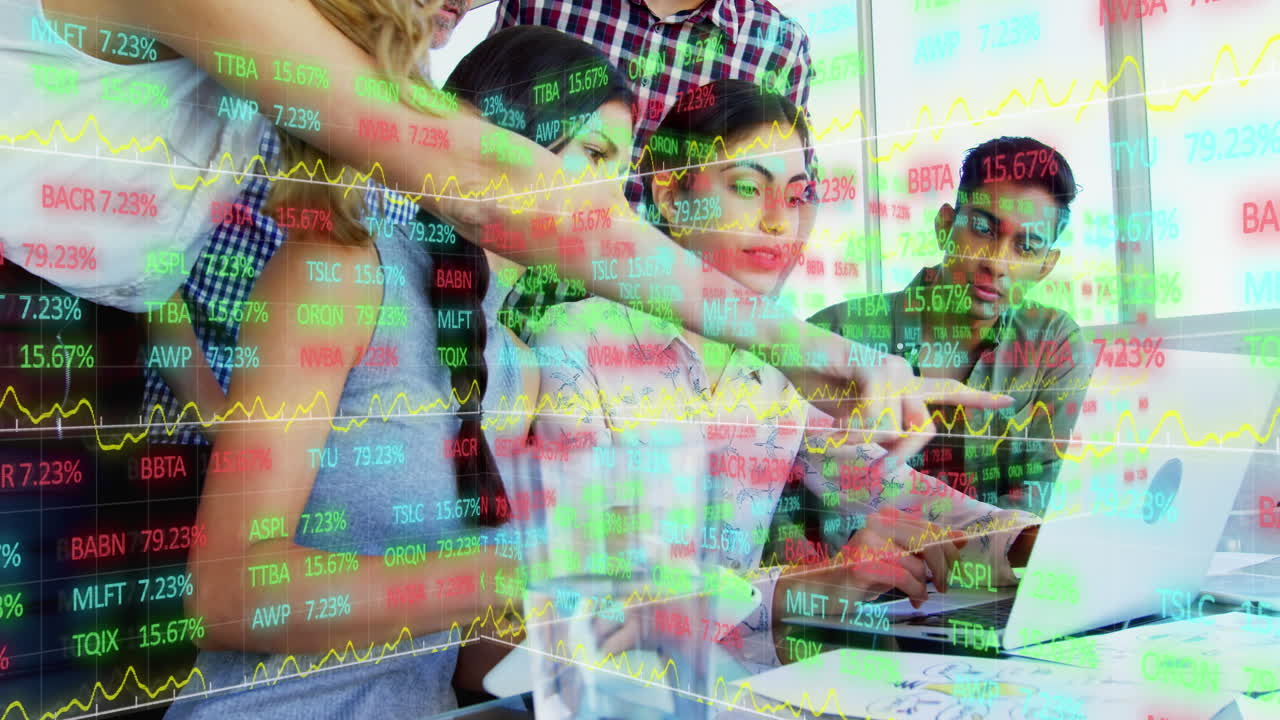animación del procesamiento de datos del mercado de valores sobre diversos colegas discutiendo sobre una computadora portátil en la oficina