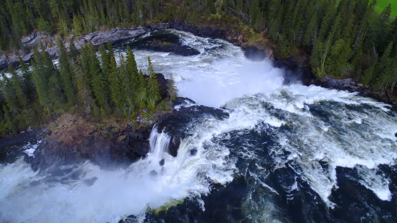 la cascada de ristafallet en la parte occidental de jamtland está catalogada como una de las cascadas más hermosas de suecia.