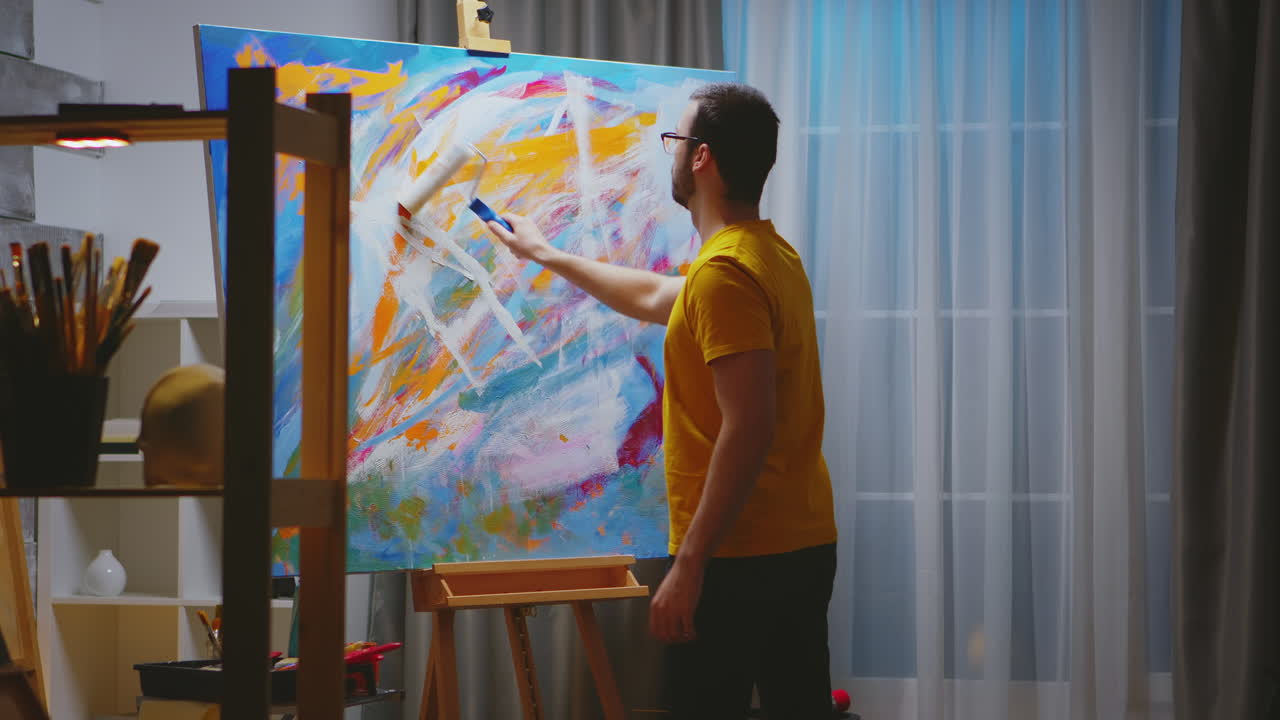 아트 스튜디오에서 추상 화가