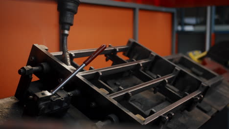 máquina de soldadura automatizada que trabaja en un marco metálico