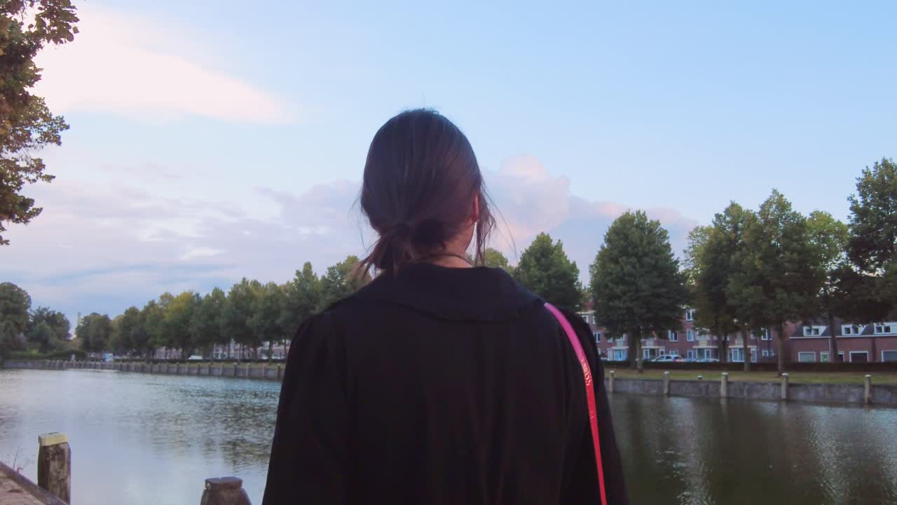 부두 부둣가 강 시네마틱 4k 슬로모 위를 걷는 화려한 여성의 등을 따라