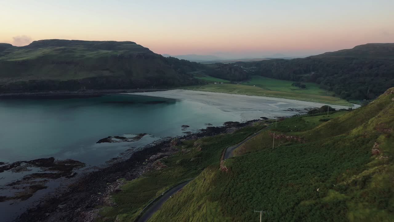 산 너머로 석양이 지는 캘거리 해변