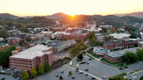 Amanecer-órbita-Aérea-Universidad-Estatal-De-Los-Apalaches-En-Boone-Nc,-Carolina-Del-Norte