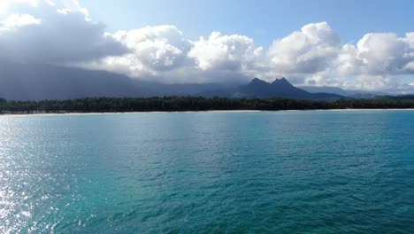 Volando-Lejos-De-Una-Playa-Selvática-En-Una-Isla-Deshabitada