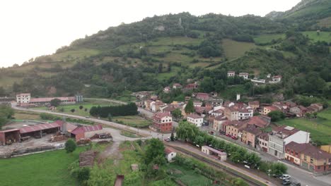 Vista-Aérea-De-Drones-De-Un-Pueblo-Rural-En-Un-Entorno-Natural