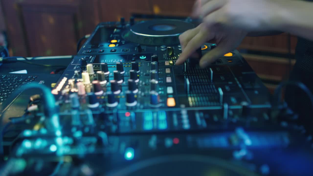 dj trabaja en el control remoto en la discoteca 2