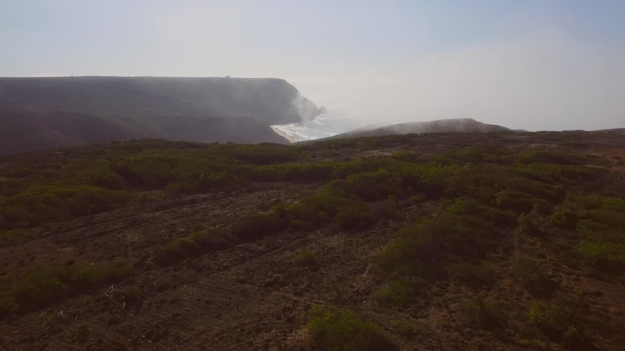 niebla marina en la playa de cordoama y castelejo en el algarve, portugal