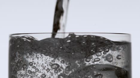 Agua-Vertida-Sobre-Hielo-En-Un-Vaso-Alto