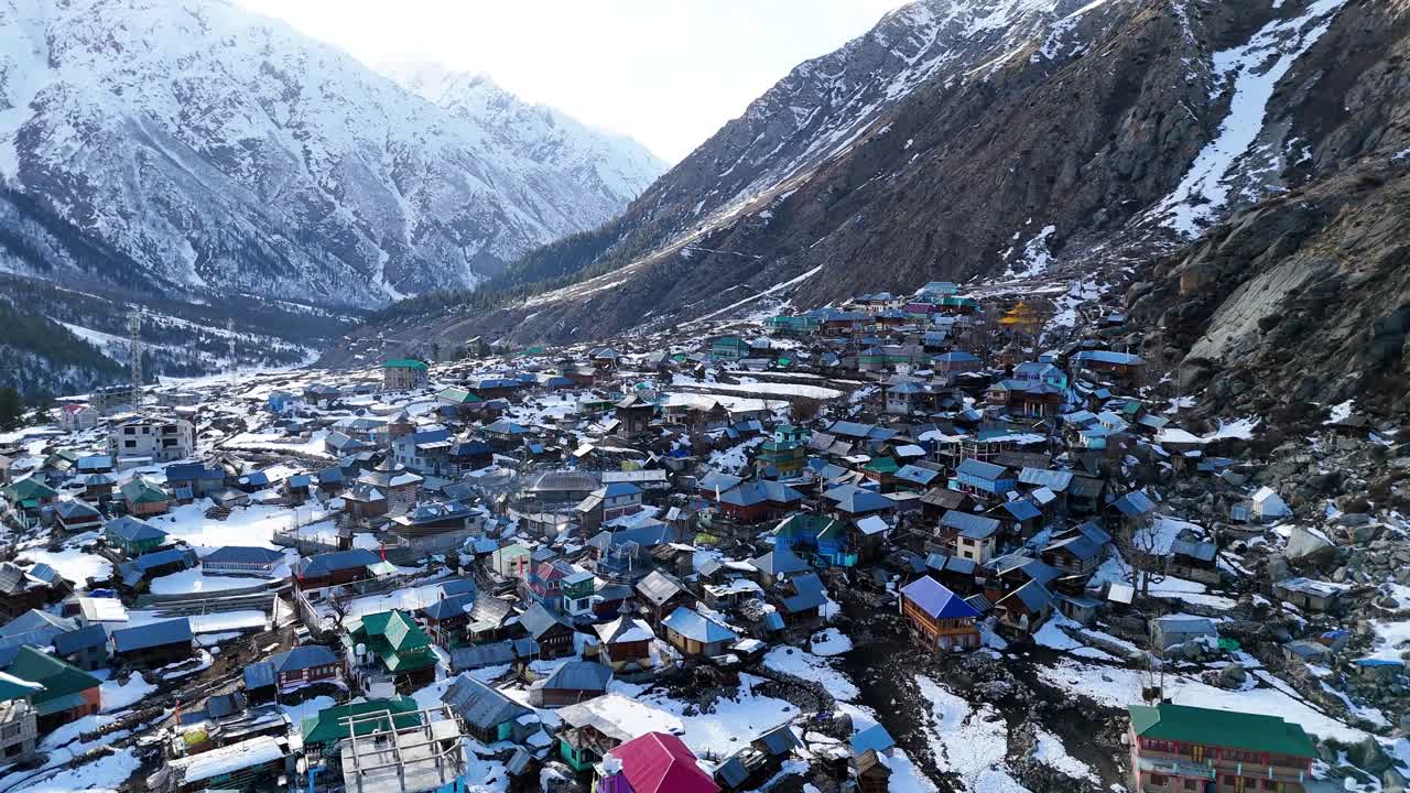 pueblo de montaña cubierto de nieve en el himalaya