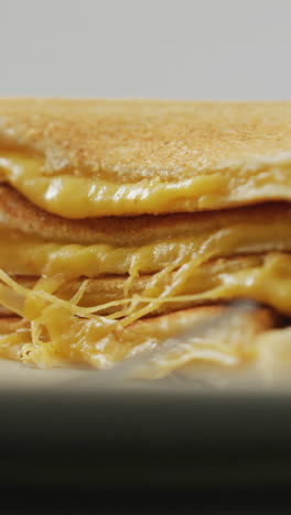 video de sándwich de pan blanco con queso recién preparado con tomates y tenedor en un plato blanco