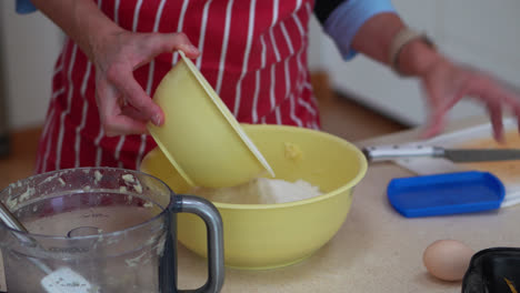 El-Chef-Agrega-Y-Mezcla-Harina-A-La-Masa-De-Patata-En-Un-Bol