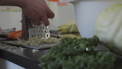 persona prepara chucrut en casa, serie de procesos de fermentación parte 1