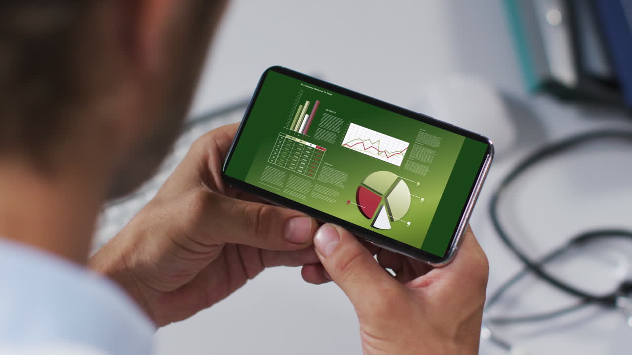 manos de un hombre caucásico usando un teléfono inteligente con estadísticas en la pantalla
