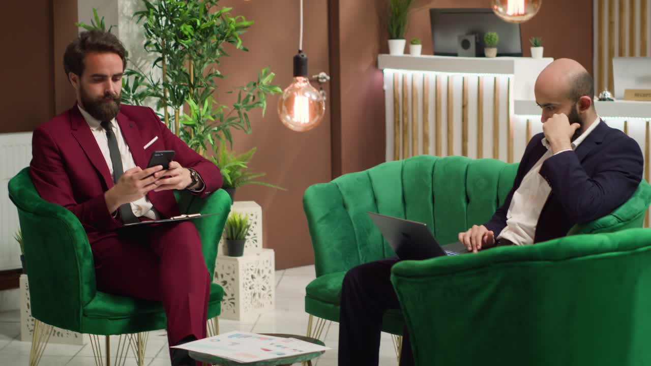 비즈니스 전문가 들 이 로비 에 모인다