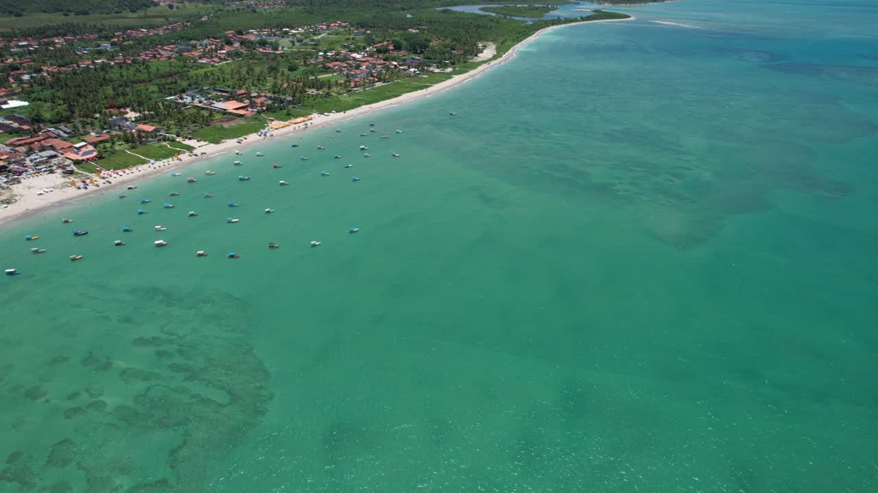 volando sobre la playa de são miguel dos milagres en el estado de alagoas, brasil.