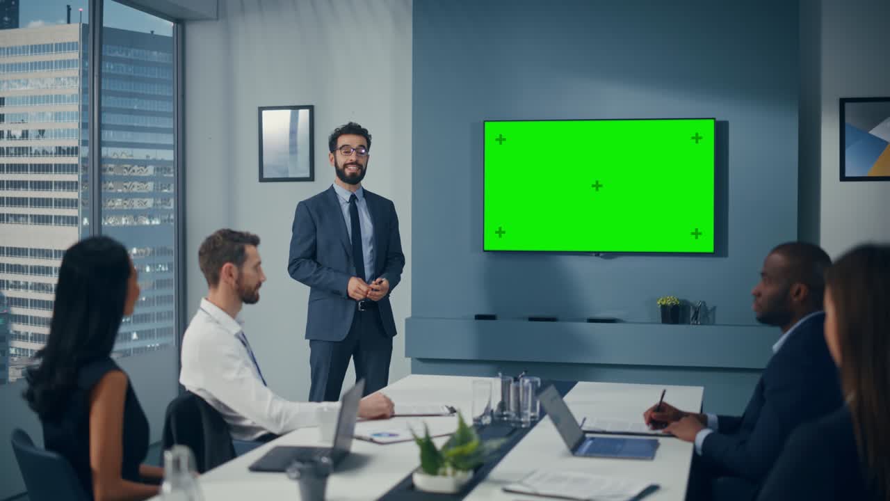 oficina, conferencia, presentación de reuniones: empresarios de startups digitales hablan, utilizan pantalla verde chroma key wall tv. presentando con éxito el producto de comercio electrónico a un grupo de inversores multiétnicos