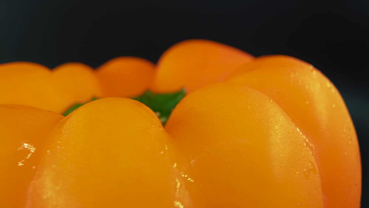 un macro de primer plano detallado hermoso plano de una pimienta amarilla dulce húmeda en un soporte giratorio de 360, brillantes gotas de agua sudorosas, iluminación de estudio cinematográfico, cámara lenta, movimiento suave, video 4k