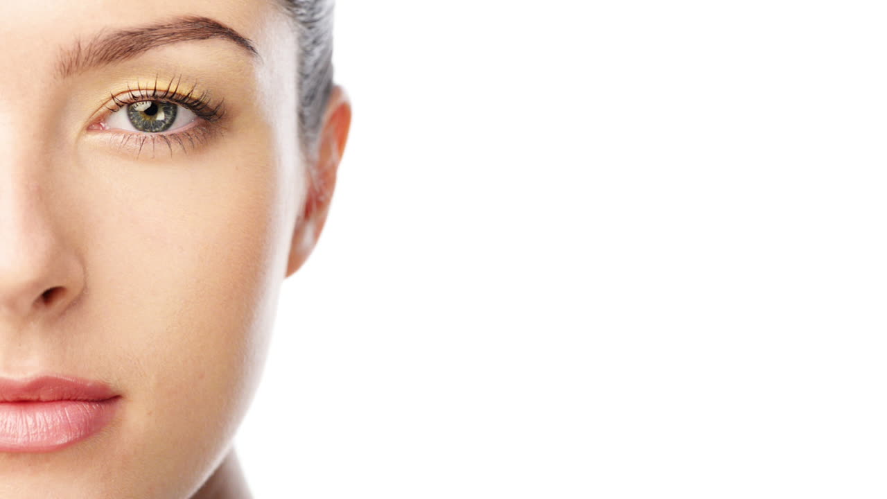 retrato de belleza de una mujer joven cerca de la mitad de la cara serie de personajes aislados en un fondo blanco puro