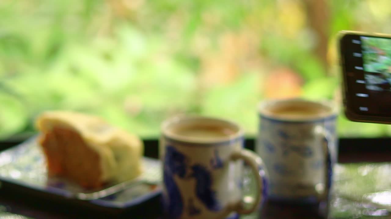 用智能手機拍攝食物,並將照片貼在社交媒體上