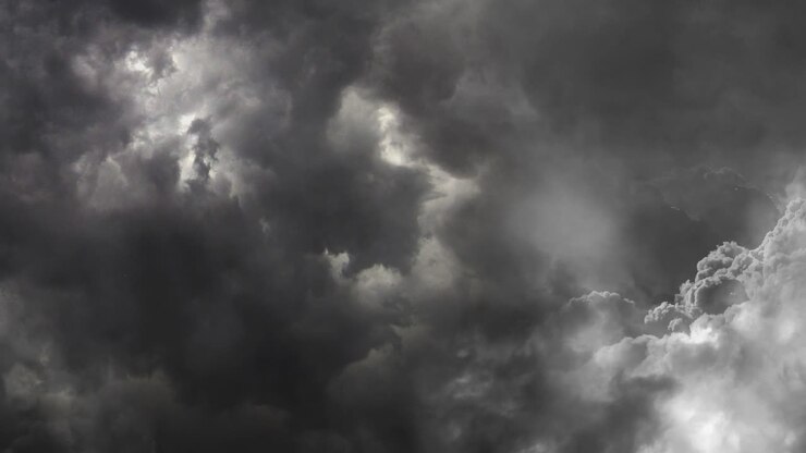 Udsigt over dramatiske stormskyer og lyn.
