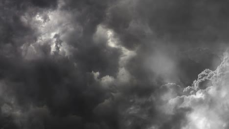 Vista-De-Espectaculares-Nubes-De-Tormenta-Y-Relámpagos