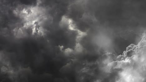 vista de nubes de tormenta dramáticas y relámpagos