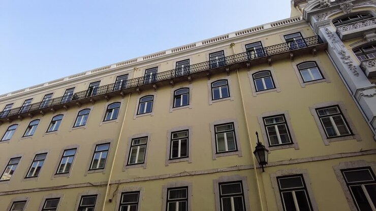 Fachada exterior de arquiteturas tradicionais na cidade de Lisboa, Portugal.