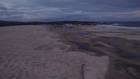 Dunas-De-Arena-Mojadas-En-La-Playa-De-Stockton-Cerca-Del-Río-Hunter-En-Nueva-Gales-Del-Sur,-Australia