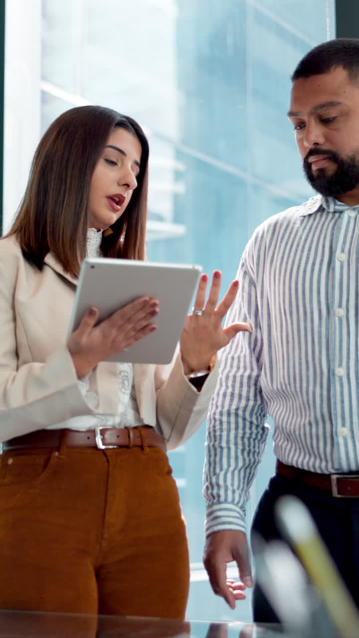 Professionisti d'affari discutono del lavoro su tablet nell'ufficio moderno