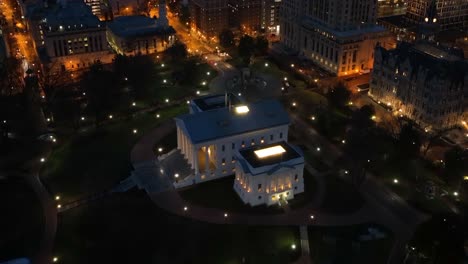 Edificio-Del-Capitolio-Del-Estado-De-Virginia-En-La-Noche