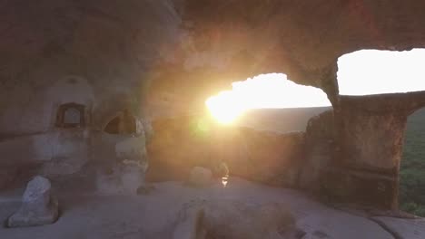 capilla de la cueva a la luz del sol