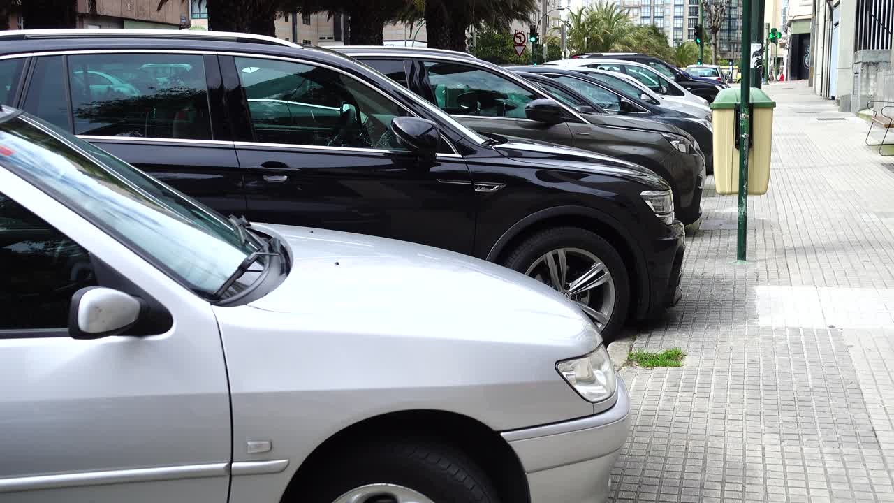 Bilparkering i La Coruna, Spanien. Optaget i bevægelse.